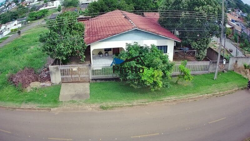 Vende-se casa contendo 04 Quartos, terreno Inteiro todo murado, Localizada no bairro Santa Luzia em Colorado do Oeste/RO