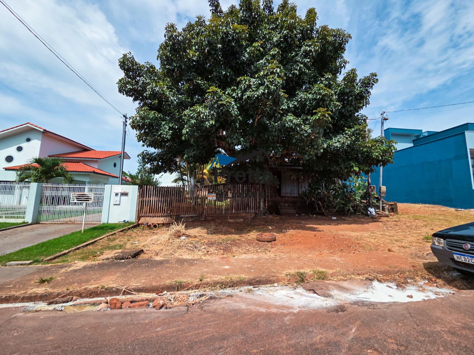 Vende-se Terreno ao lado de Escola, todo plano e no asfalto no bairro Cruzeiro em Colorado do Oeste/RO