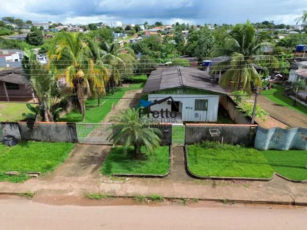 Vende-se Casa com 03 Dormitórios, terreno Inteiro e murado, Localizada no bairro Santa Luzia em Colorado do Oeste/RO