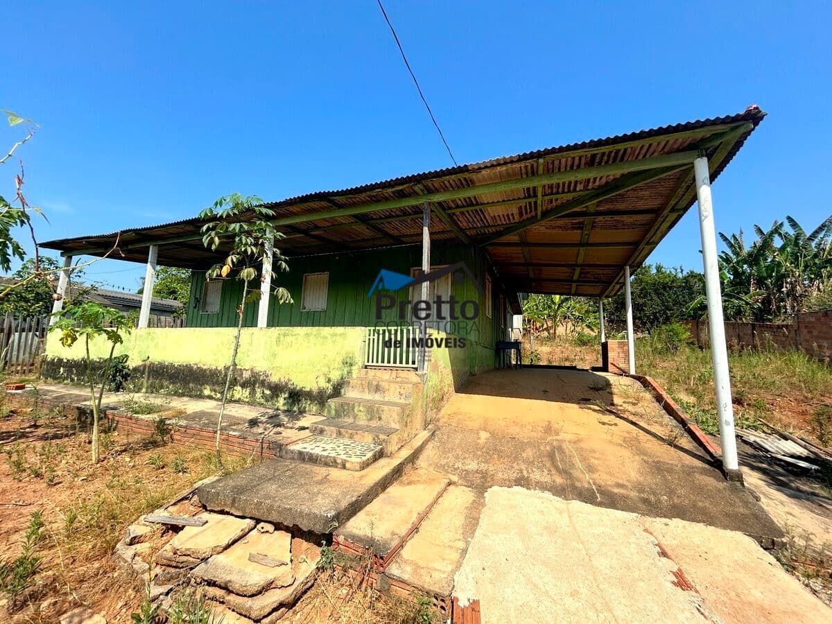 Vende-se Casa de madeira com terreno inteiro Localizada no bairro Jorge Teixeira em Colorado do Oeste/RO