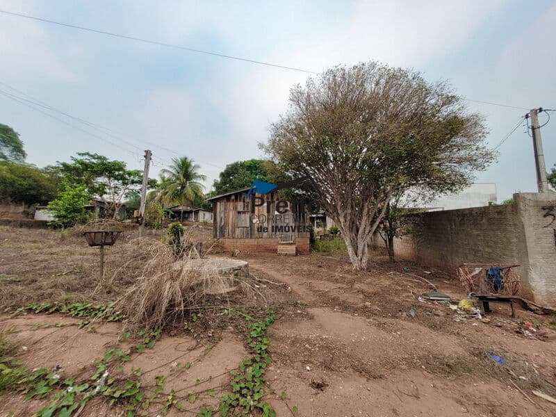 Vende-se imóvel com Terreno Inteiro contendo duas Casas de Madeiras no bairro Minas Gerais em Colorado do Oeste/RO