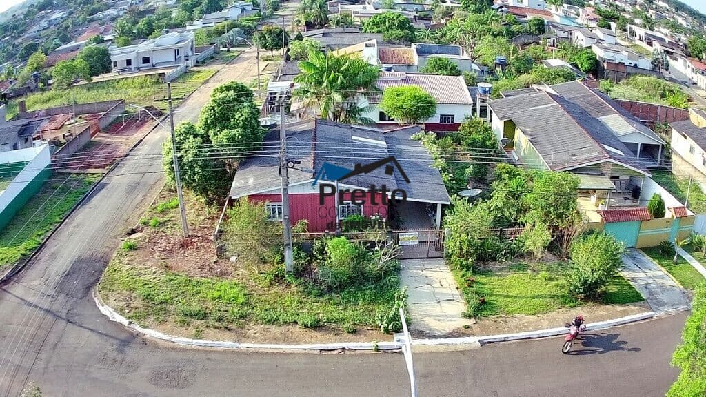 Vende-se Casa contendo 03 Quartos com terreno de Esquina Localizada na região central de Colorado do Oeste/RO