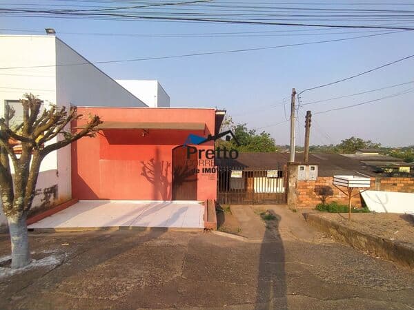 Vende-se Ponto Comercial com casa de madeira terreno inteiro e Escriturado, Localizado no Centro de Colorado do Oeste/RO