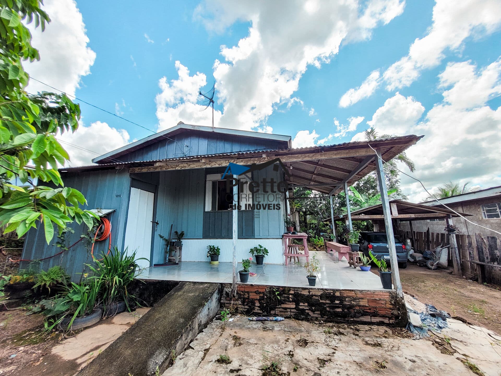 Vende-se Casa com 03 Dormitórios no bairro São José em Colorado do Oeste/RO