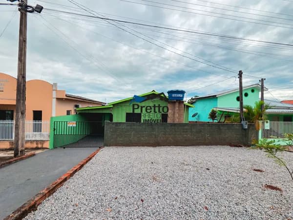 Vende-se Casa de Madeira contendo 02 Dormitórios e com terreno Escriturado localizada no bairro Cruzeiro em Colorado