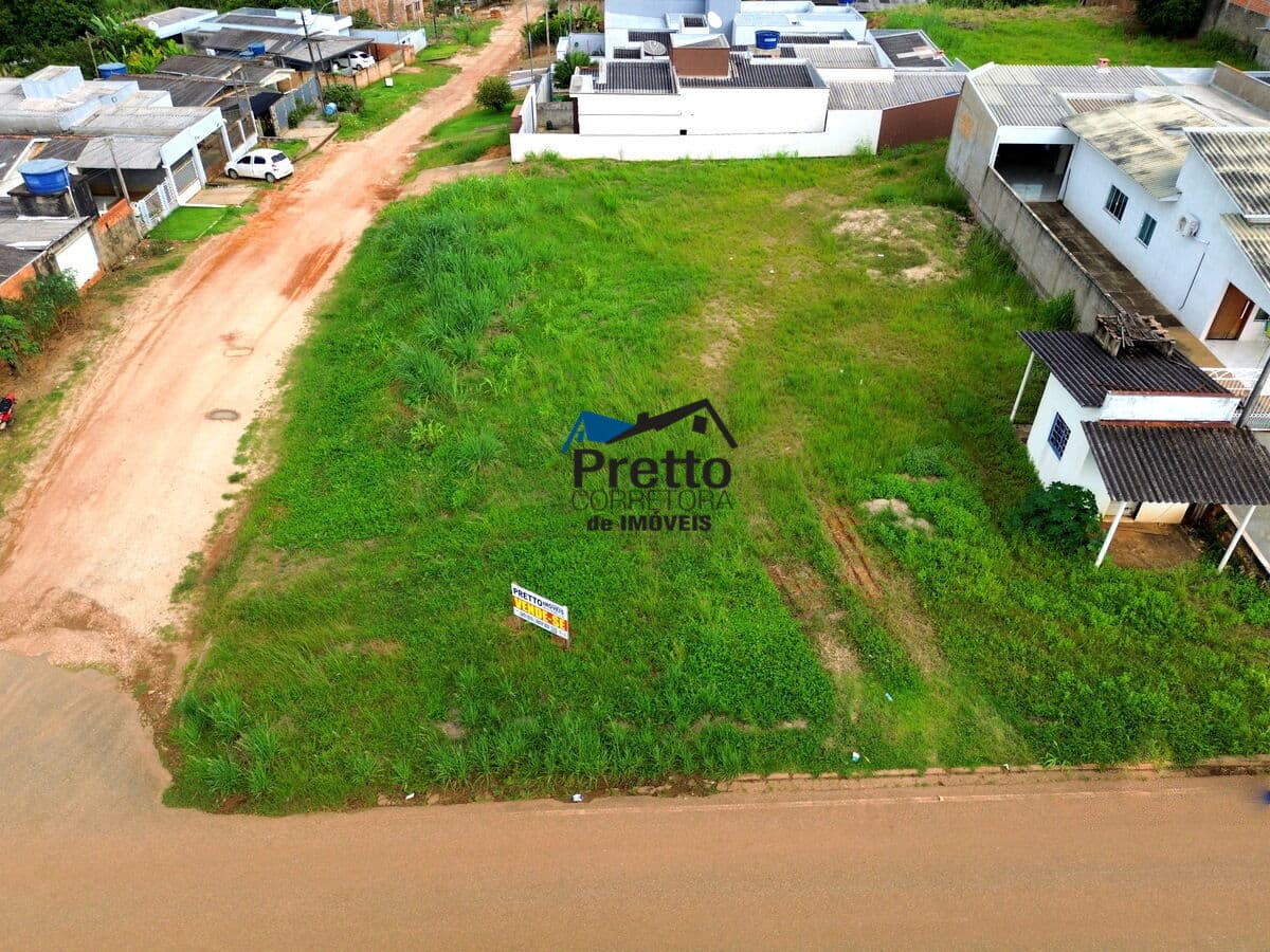 Vende-se terreno Residencial/Comercial de esquina e 100% plano, medindo 220m² localizado no Centro em Colorado;