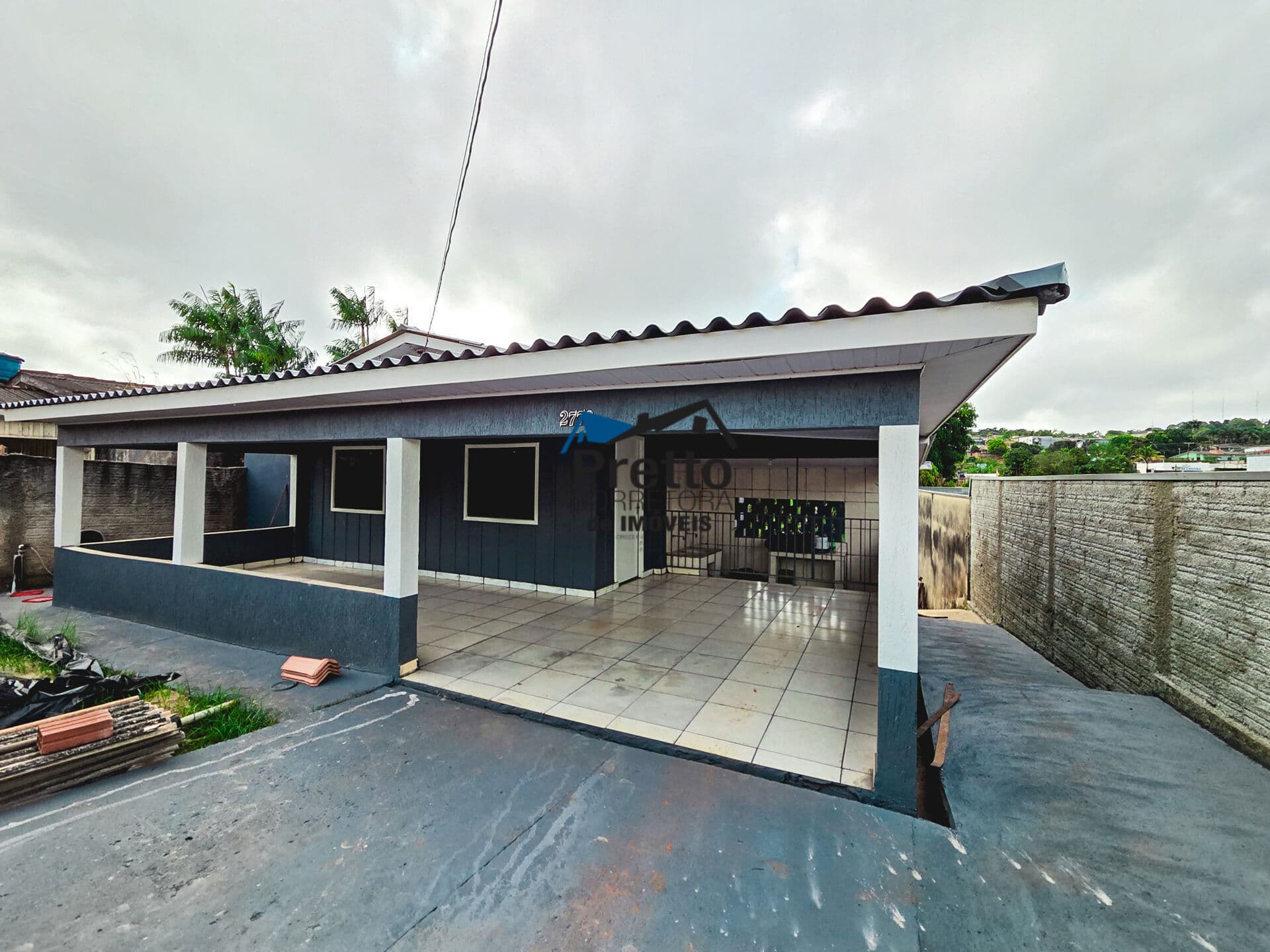Vende-se Linda Casa de Madeira contendo 03 Dormitórios e com Excelente Acabamento em Colorado do Oeste/RO