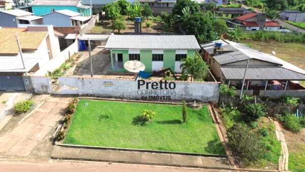 Vende-se Casa APTA A FINANCIAMENTO contendo 03 Quartos e terreno inteiro, localizada no Centro de Colorado do Oeste/RO