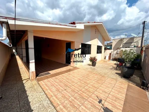 Vende-se Casa em Alvenaria Apta a Financiamento contendo 04 Dormitórios Localizada no Centro da Cidade de Vilhena/RO