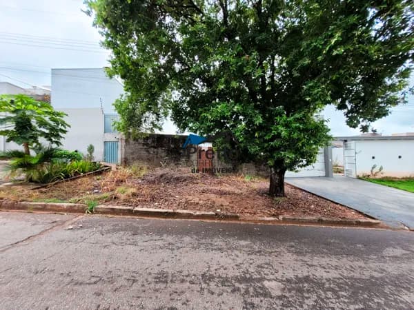 Vende-se Terreno todo plano com excelente Localização próximo a Praça das Lanchonetes no Centro em Colorado do Oeste/RO