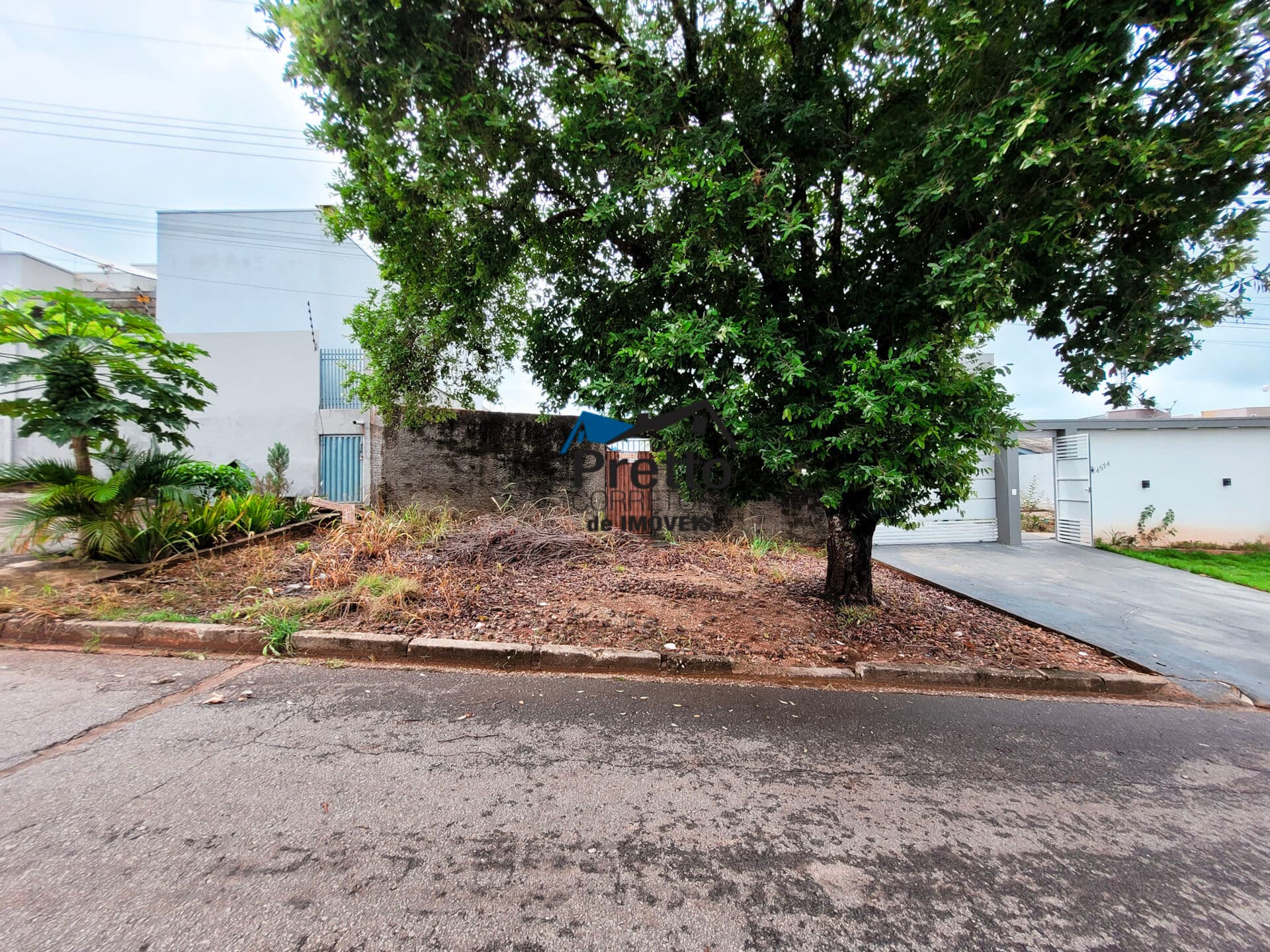 Vende-se Terreno todo plano com excelente Localização próximo a Praça das Lanchonetes no Centro em Colorado do Oeste/RO