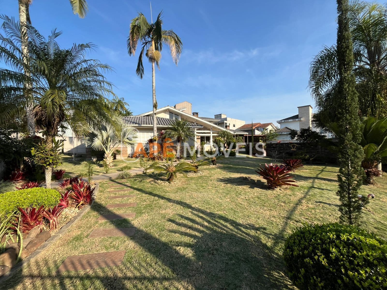 Casa Alto Padrão para Locação 4 Dormitórios Pinheirinho Criciúma