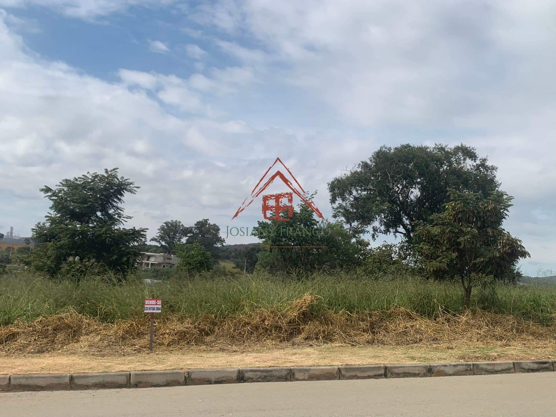 LOTE NO CONDOMINIO PARK ROYAL