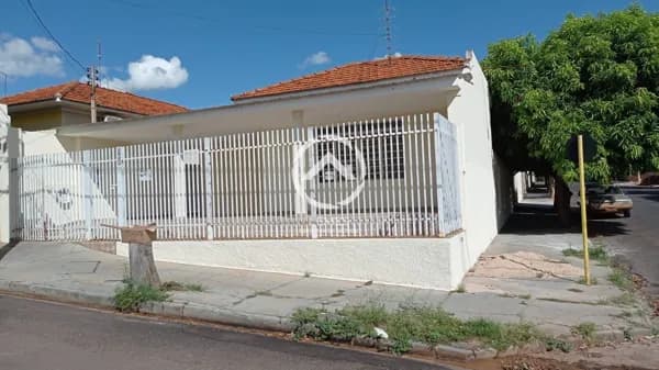 Casa em Mirandópolis - Centro
