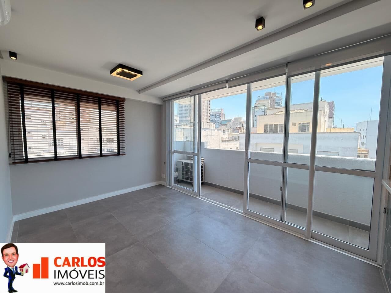 Lindo apartamento de 2 quartos, sendo 1 suíte, prédio com lazer, a 1 quadra da Praia do Gonzaga.