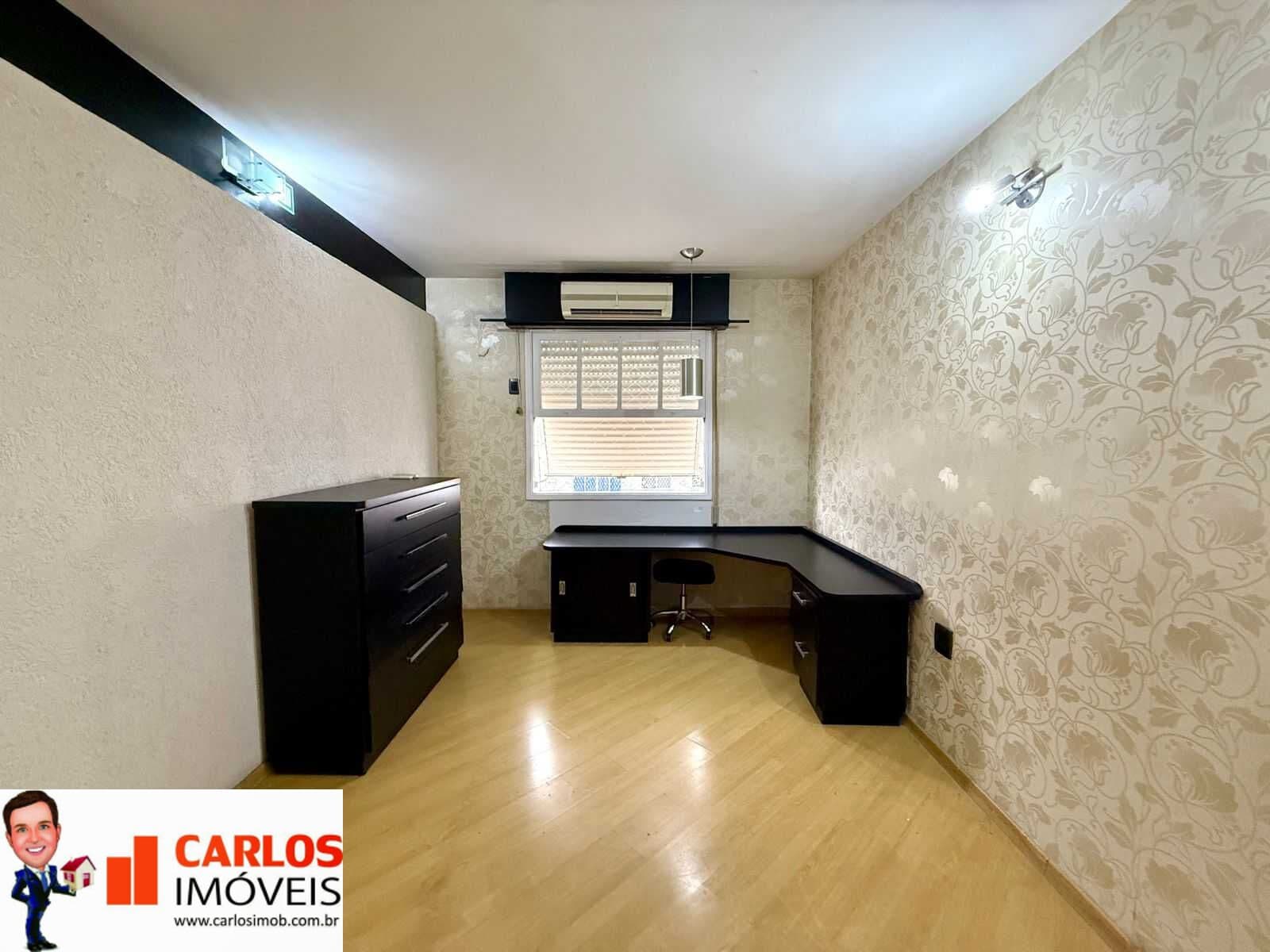 Apartamento Alto Padrão com Tres andares.
Dois apartamentos por andar.
6 apartamentos. Segundo andar.
Mas são oito degraus 4 + 4.
Duas entradas social e serviço.