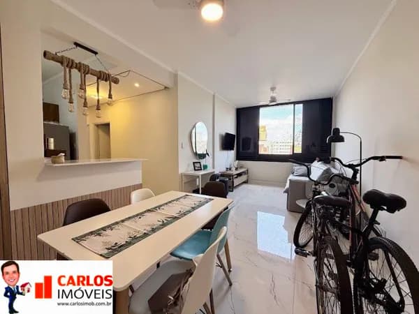 Lindo apartamento reformado de 2 quartos, na Praia do Gonzaga em Santos.