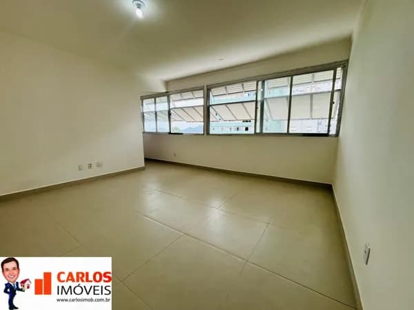 Oportunidade na Praia! Reformado, 2 quartos, sendo 1 suíte, 85m², elevador, prédio com garagem.