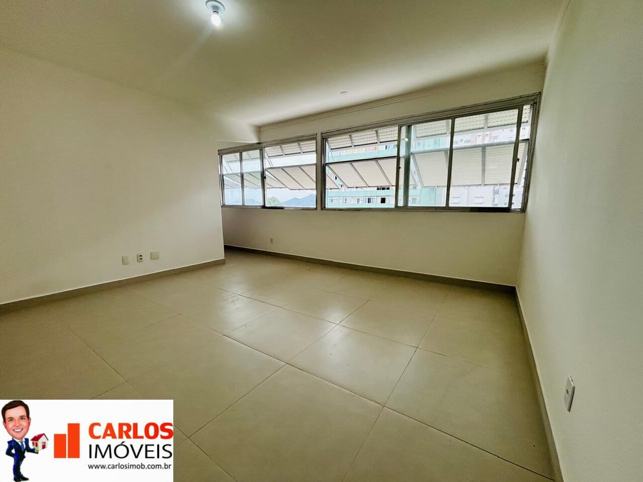 Oportunidade na Praia! Reformado, 2 quartos, sendo 1 suíte, 85m², elevador, prédio com garagem.