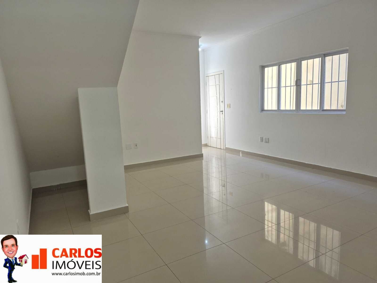 Linda sobreposta baixa, 3 quartos, quintal, reformada, no bairro do Embaré em Santos.