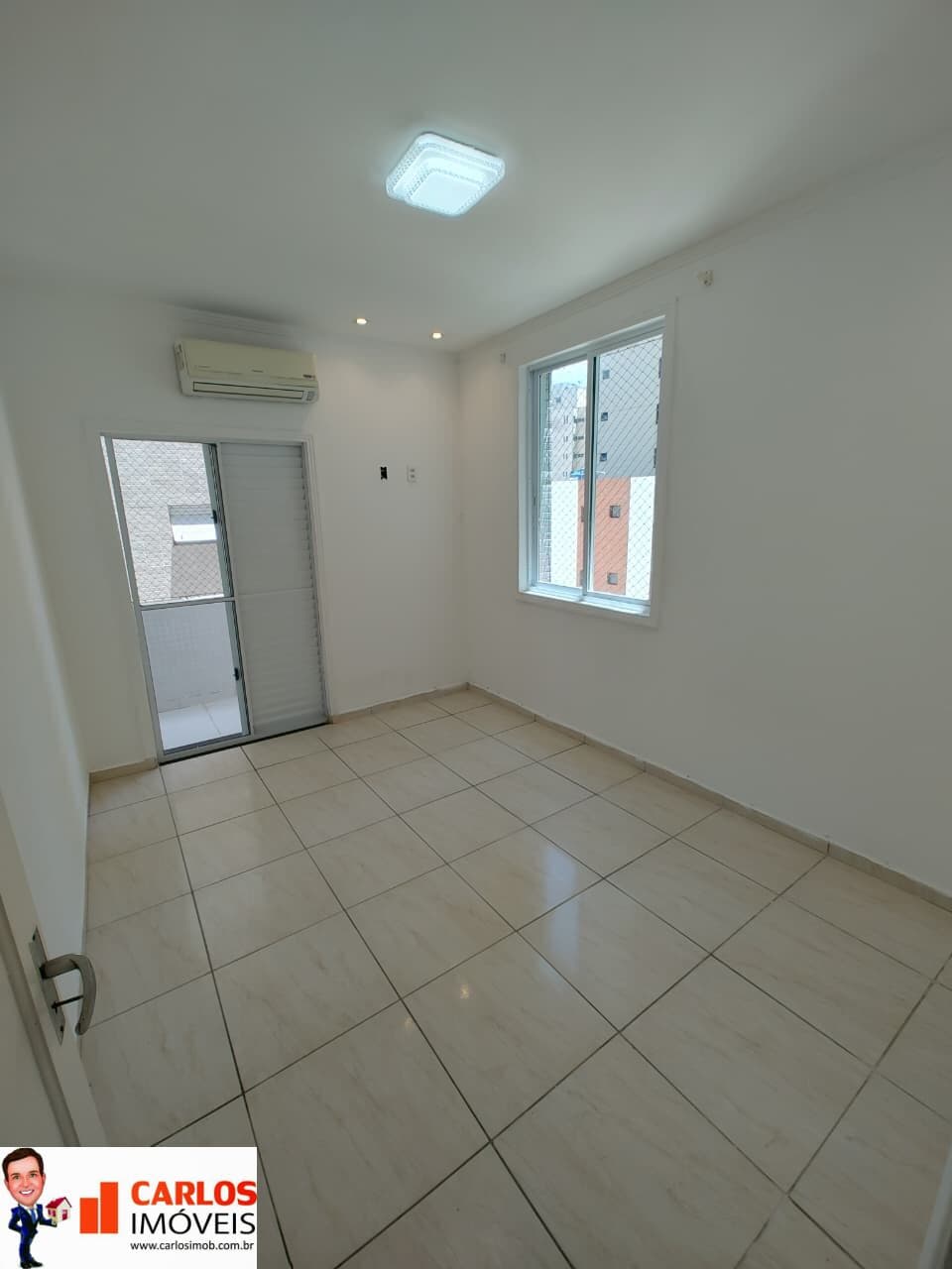 Apartamento reformado com 1 dormitório frente mar.