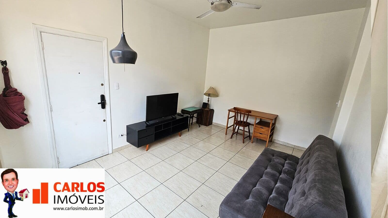 Apartamento com 2 dormitórios a uma quadra da praia.