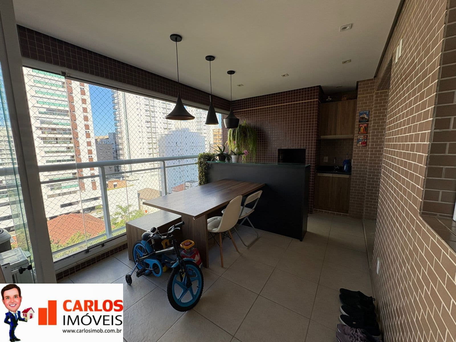 Porteira Fechada na Pompéia – Frente, 3 Dorms, Varanda Gourmet e Lazer Completo a 2 Quadras da Praia