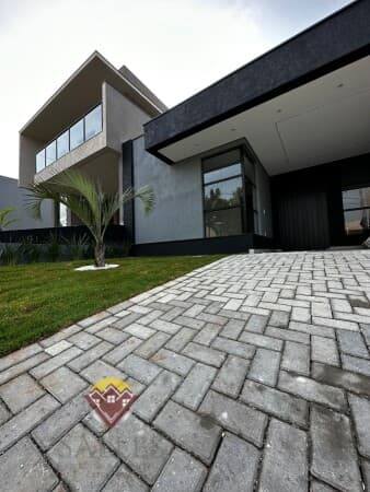 Linda Casa Térrea de 3 Dormitórios em Condomínio com Lazer Completo