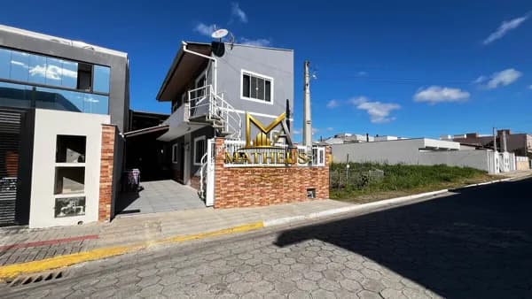 Terreno com 3 casas à venda em Itapema