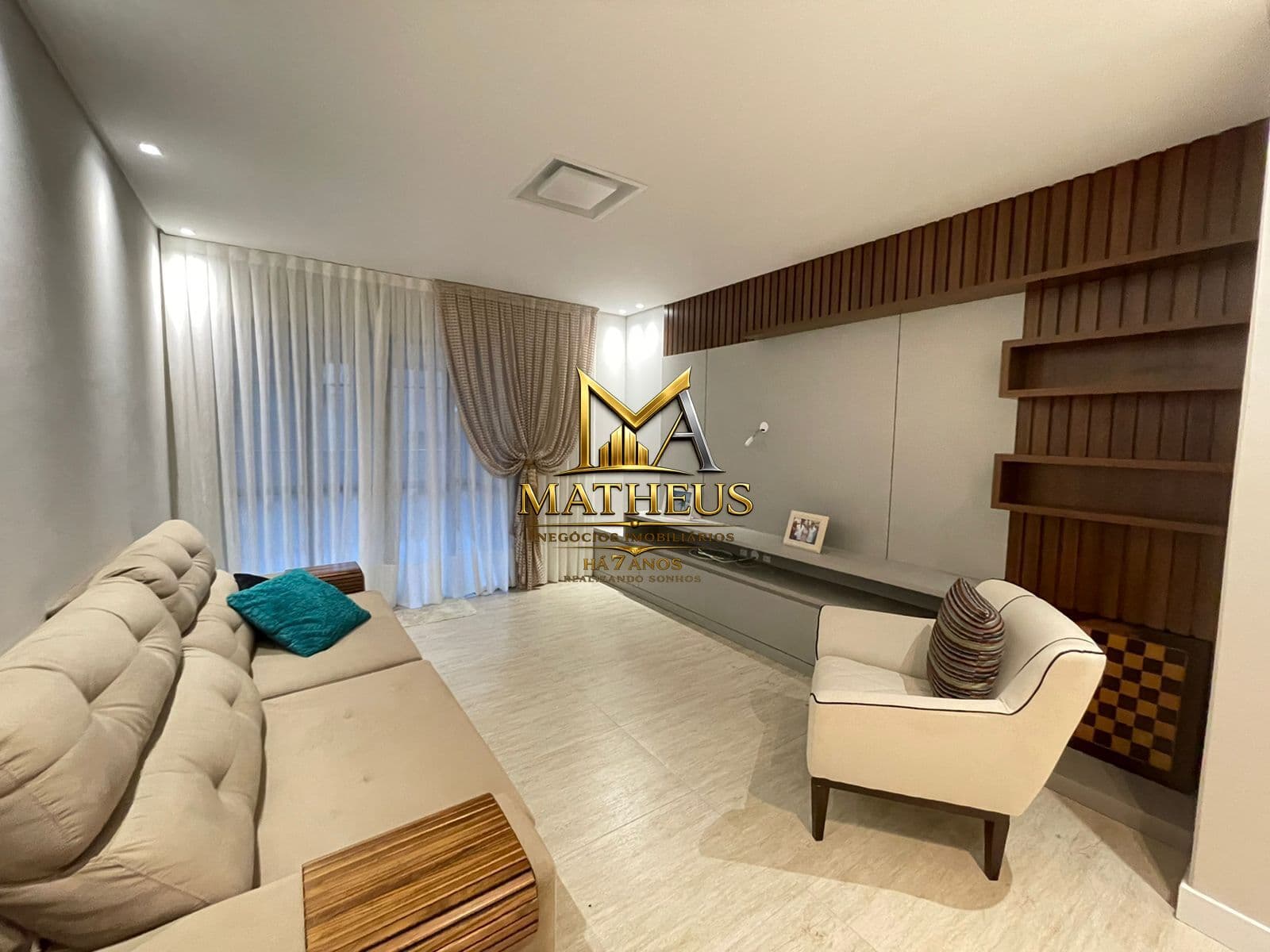 APARTAMENTO DIFERENCIADO A VENDA NO CORAÇÃO DA MEIA PRAIA