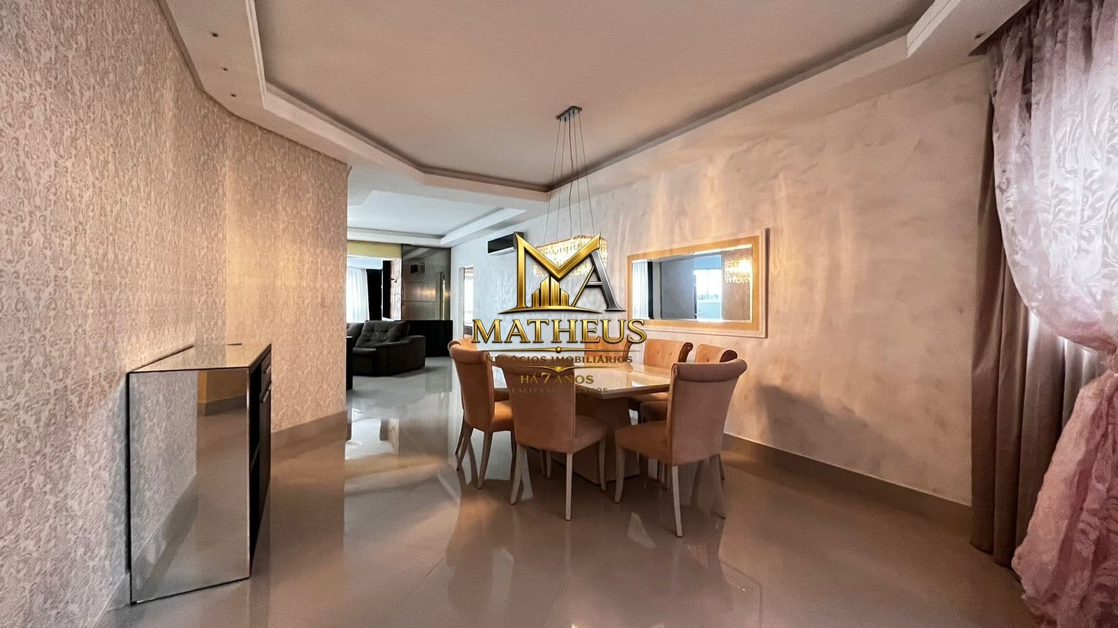 APARTAMENTO DIFERENCIADO NA AVENIDA PRINCIPAL DE ITAPEMA!