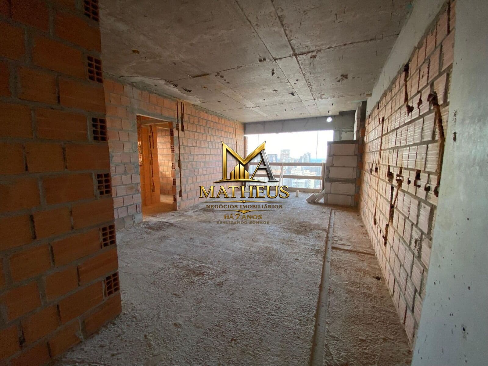 APARTAMENTO ANDAR ALTO COM 2 SUÍTES NO PEREQUÊ!