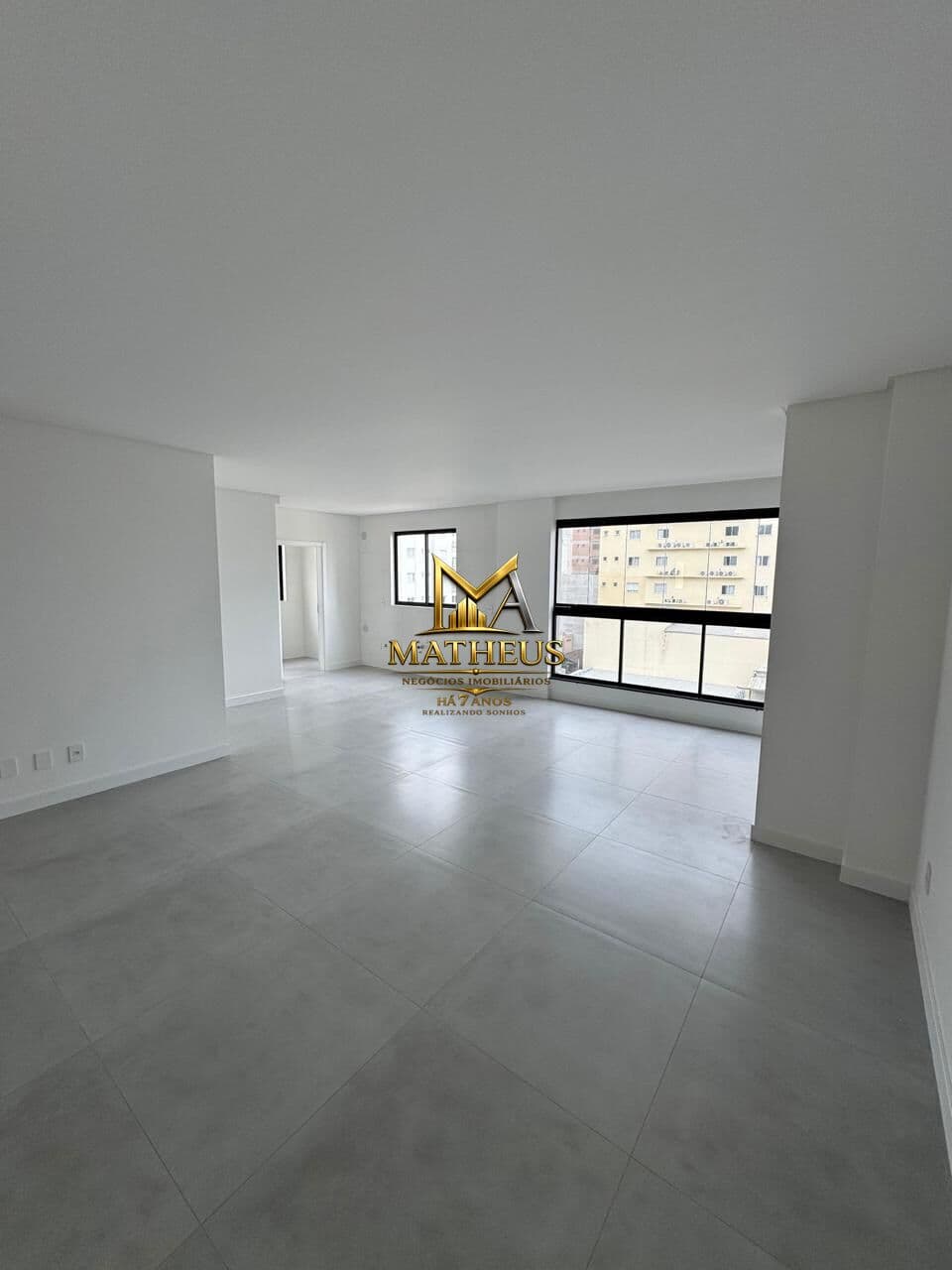 OPORTUNIDADE APARTAMENTO 3 SUÍTES NA MEIA PRAIA!