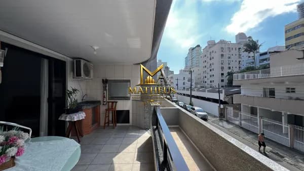 APARTAMENTO DIFERENCIADO COM TERRAÇO EM ÓTIMA LOCALIZAÇÃO DA MEIA PRAIA!
