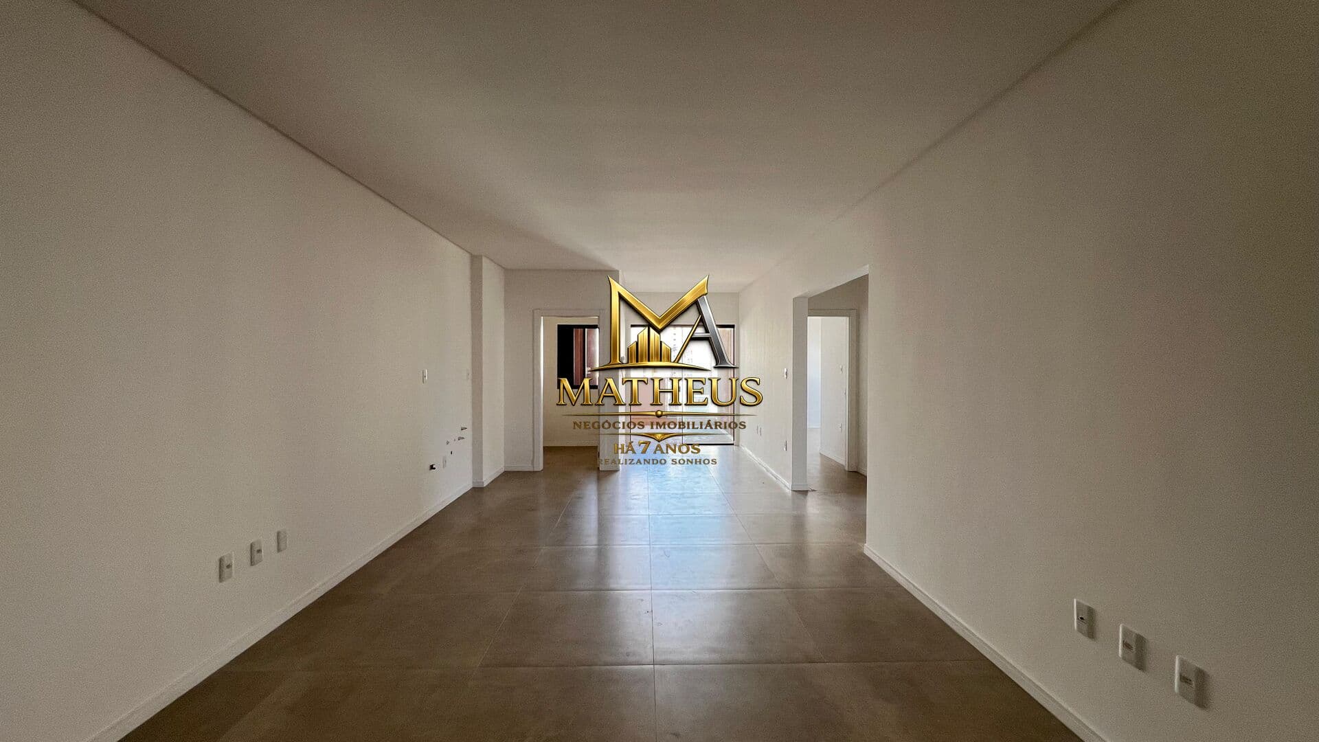 APARTAMENTO COM 3 SUÍTES NOVO FRENTE AVENIDA NA MEIA PRAIA