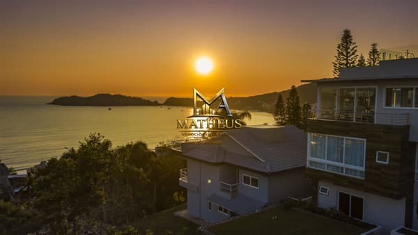 CASA COM VISTA INCRÍVEL PARA O MAR EM BOMBINHAS!