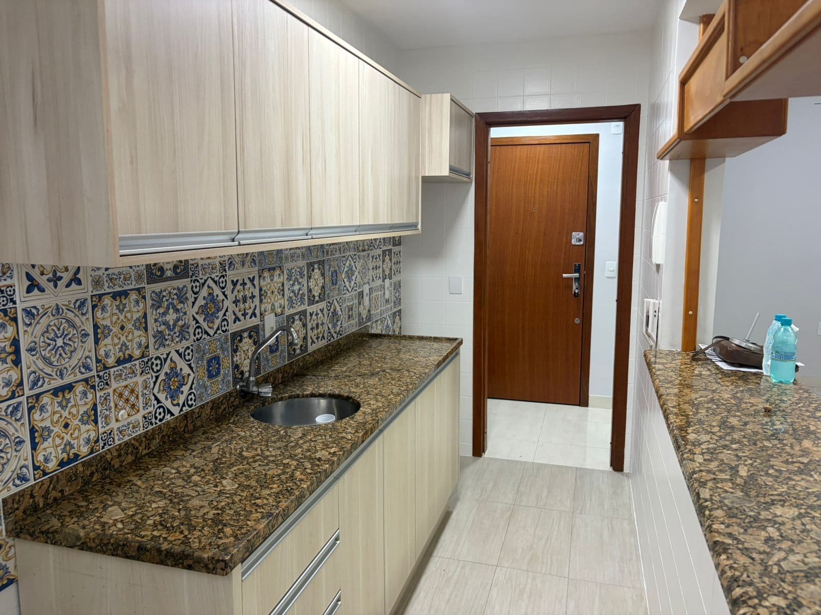A 120 m da praia central de Balneário Camboriú- Apto semi mobiliado com 02 dormitórios !