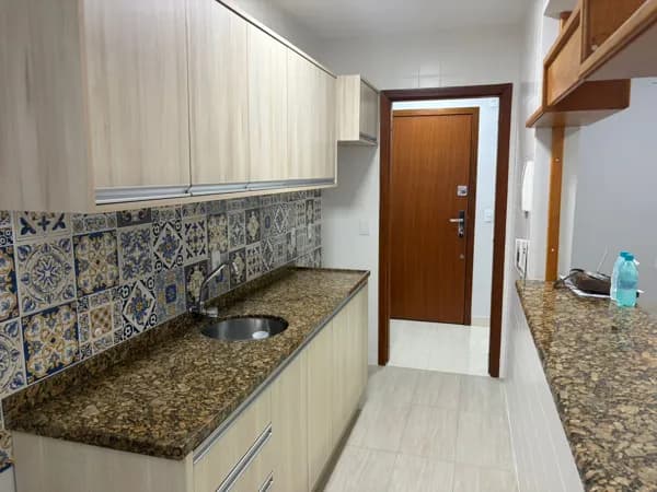 A 120 m da praia central de Balneário Camboriú- Apto semi mobiliado com 02 dormitórios !