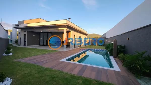 Casa térrea condomínio Atibaia, 3 dormitórios suítes, closet, quintal com piscina, 4 vagas