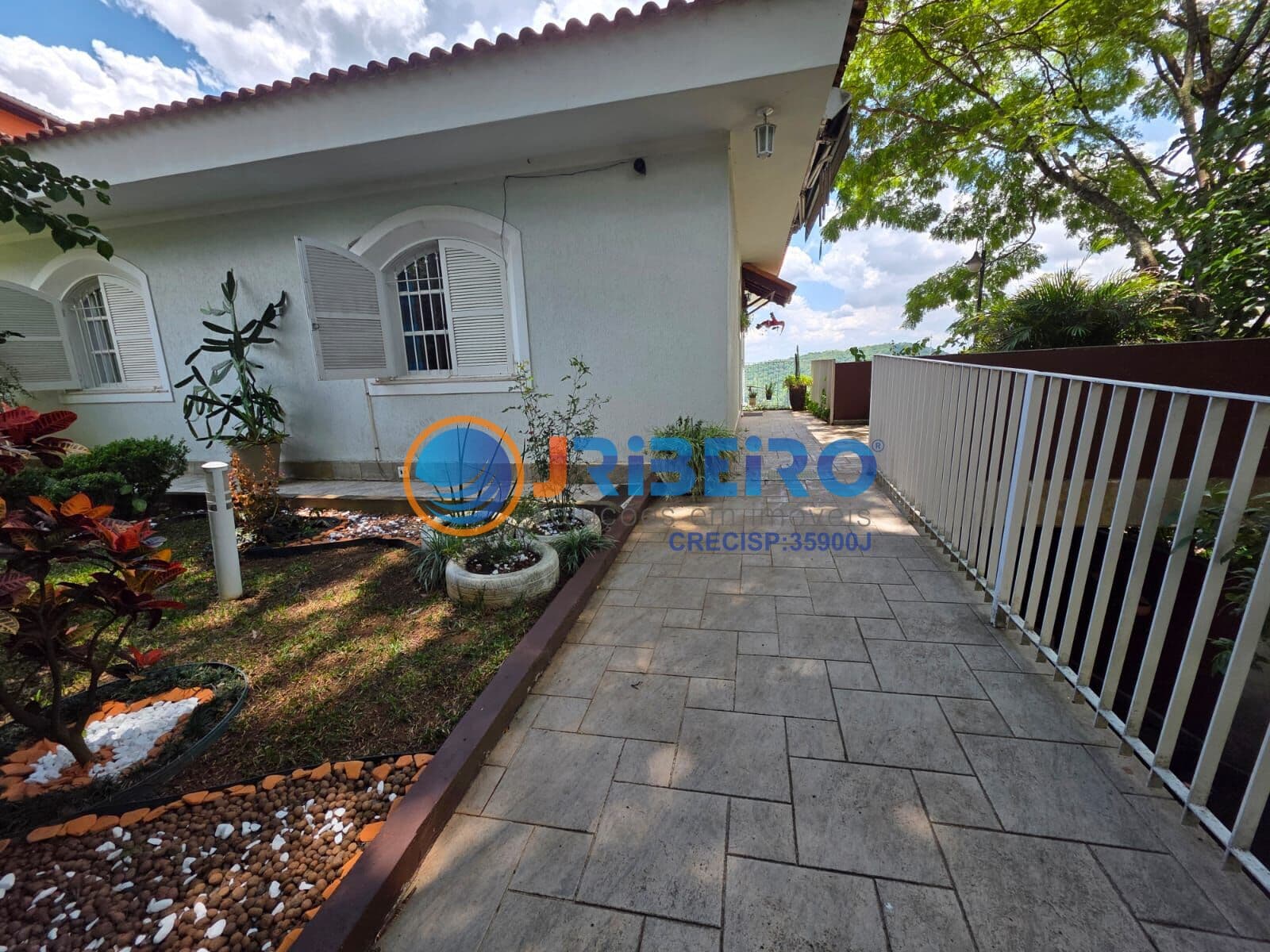 Casa em Condomínio, 3 dormitórios, 5 vagas de garagem, próximo a tudo.