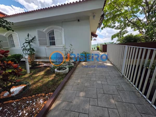 Casa em Condomínio, 3 dormitórios, 5 vagas de garagem, próximo a tudo.