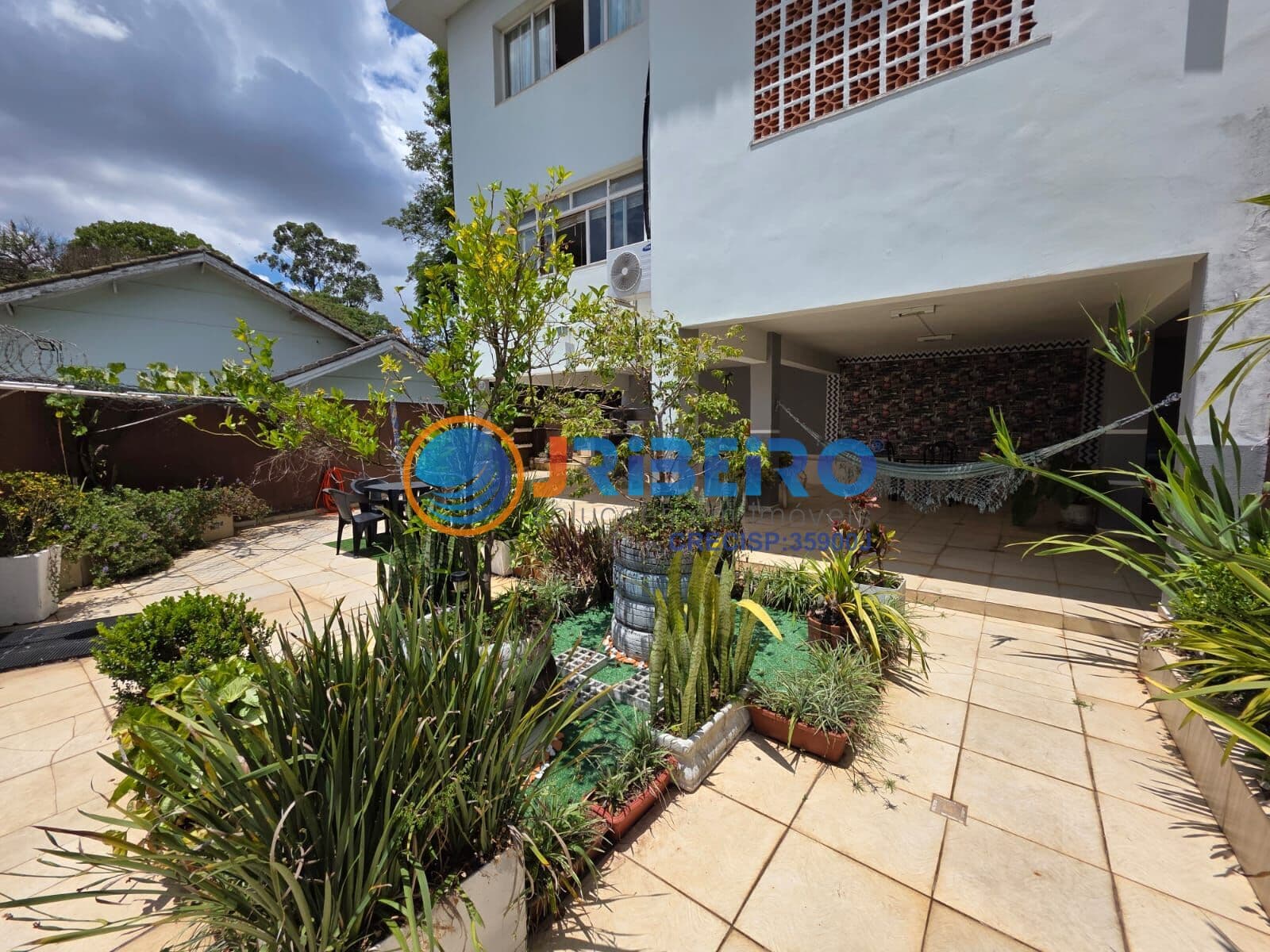 Casa em Condomínio, 4 dormitórios, 5 vagas de garagem, próximo a tudo.