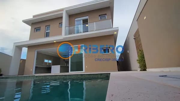 Casa em Condomínio 3 dormitórios suítes, quintal com churrasqueira e piscina em Atibaia - SP