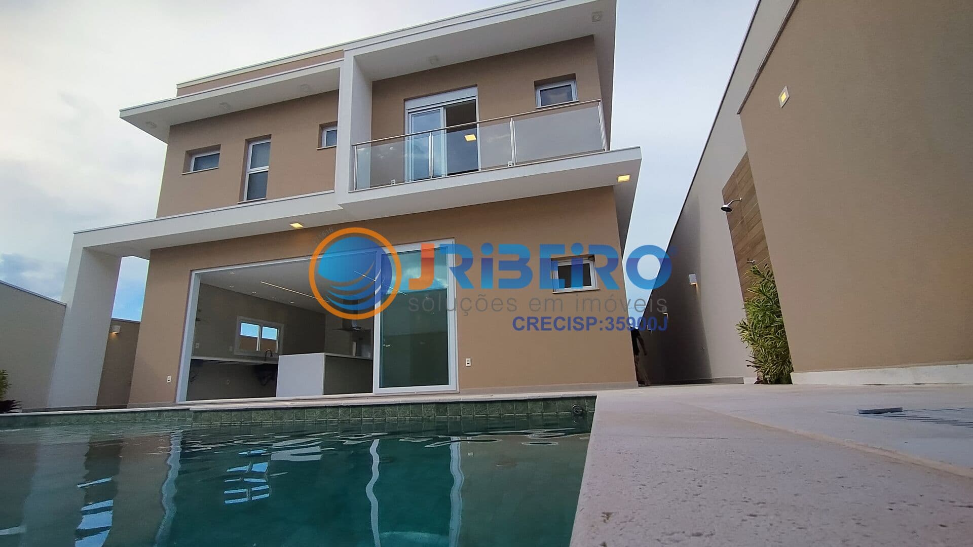 Casa em Condomínio 3 dormitórios suítes, quintal com churrasqueira e piscina em Atibaia - SP