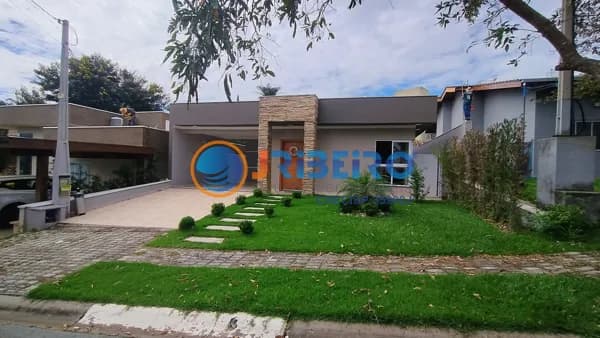 Casa térrea em condomínio Atibaia 3 dormitórios, suíte, quintal com churrasqueira e piscina, 4 vagas