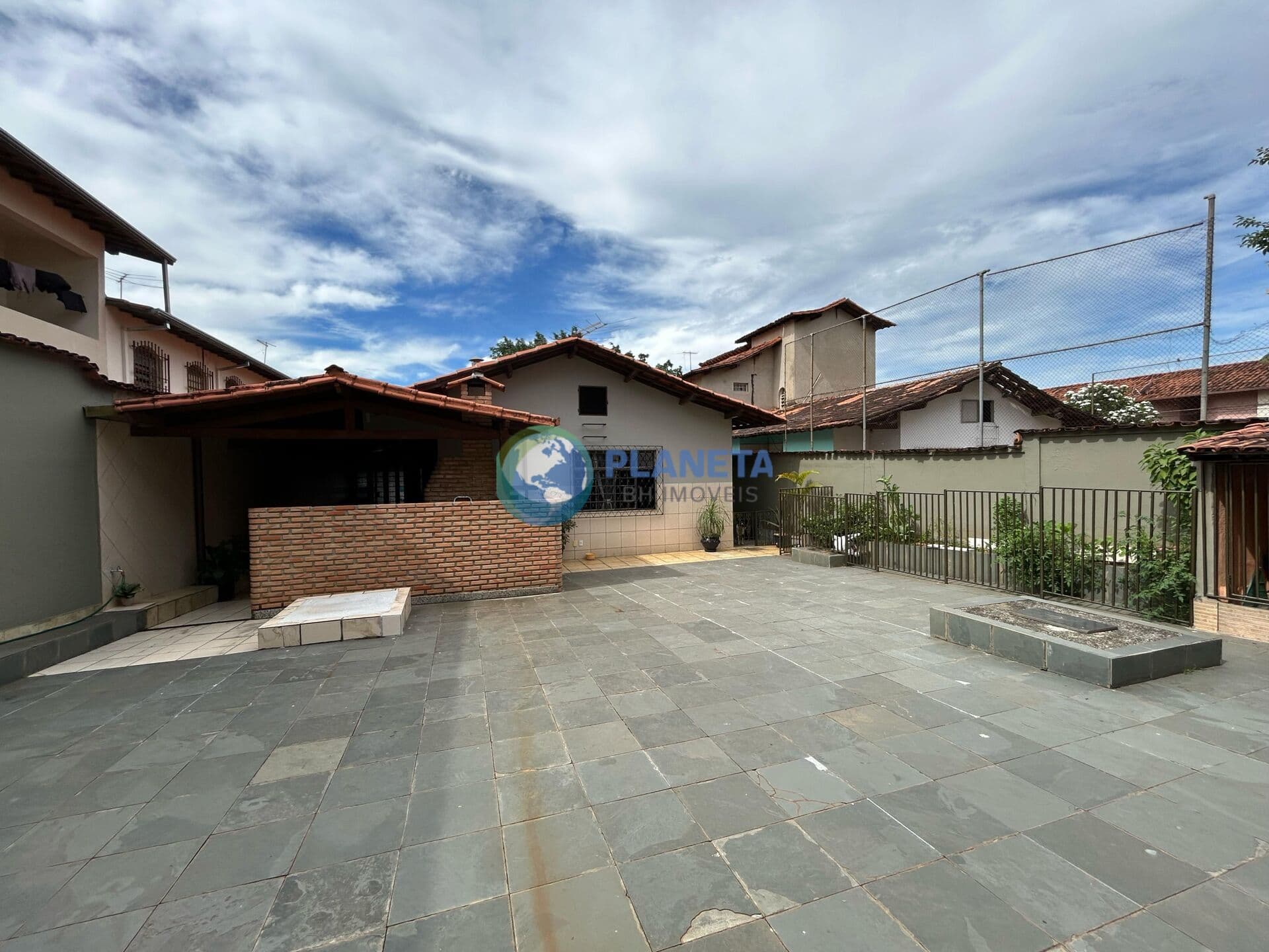 Casa Linear | 4 quartos | 8 Vagas | 2 Banhos | No Itapoã |