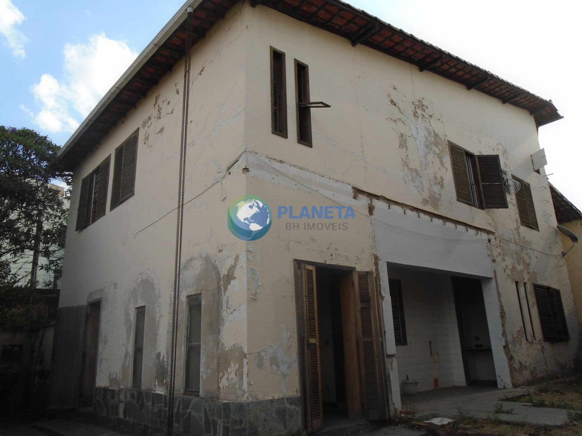 Casa para reforma em ótimo local