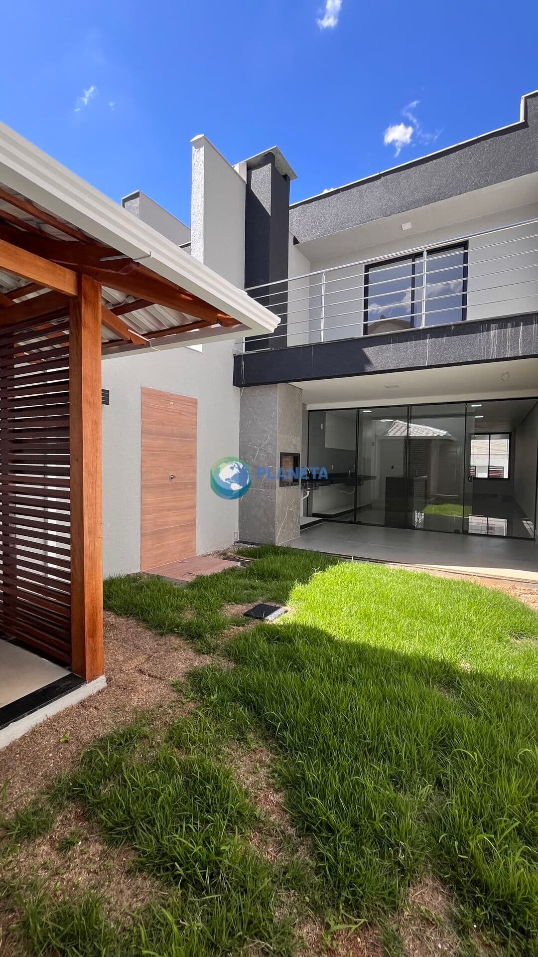 Casa Duplex - Geminada | 3 quartos - 1 suíte | 3 banheiros | No Santa Amelia |