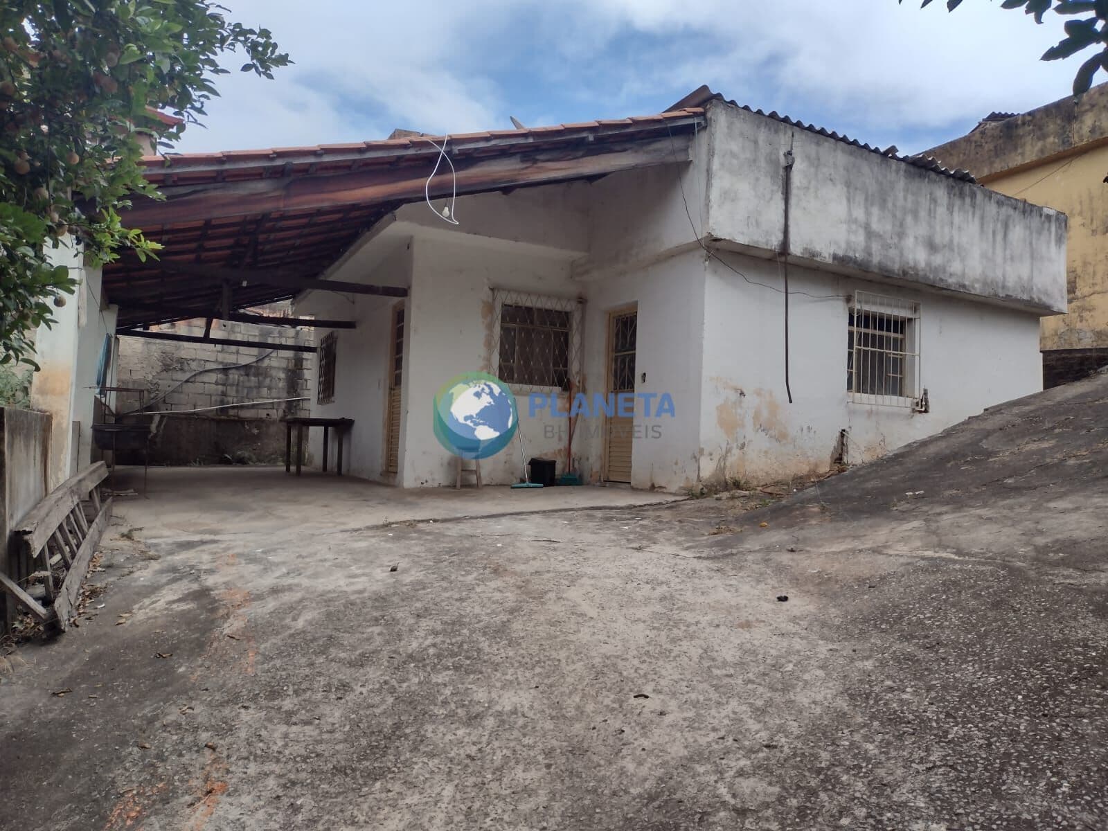 Casa Padrão 02 quartos l + 01 casa de 02 quartos em lote 540m2, quintal, vagas de garagem.
