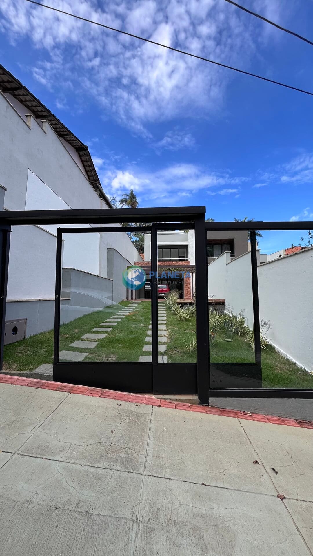 Casa em Condomínio | 4 Quartos | 3 Banhos | 2 Vagas | PLANALTO - BH |